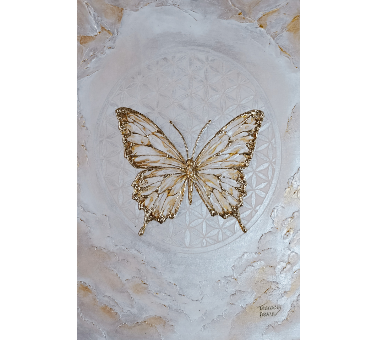 Obra de arte Tathyana Brazil com borboleta em relevo e detalhes em folha de ouro sobre fundo geométrico Flor da Vida.